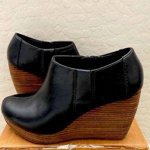 Dr. Scholl’s wedge booties